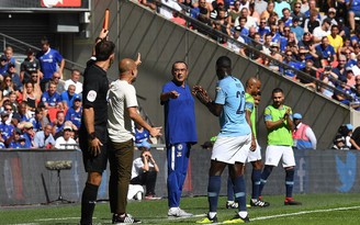 Tân HLV Chelsea Maurizio Sarri bắt đầu 'thấm đòn' làm HLV ở Ngoại hạng Anh