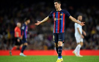 Lewandowski lập cú đúp giữ hy vọng mong manh cho Barcelona tại Champions League