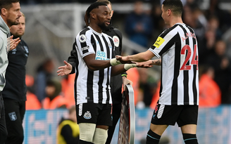 Vì sao Newcastle thay đến 6 cầu thủ trong trận thắng Aston Villa 4-0?