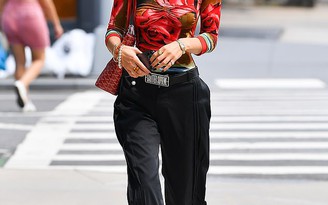 Bella Hadid diện quần ống loe trên cả tuyệt vời Bella Hadid diện quần ống loe trên cả tuyệt vời