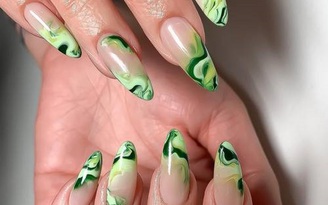 Nail vân đá là công thức làm móng của những quý cô cổ điển ưa phá cách Nail vân đá là công thức làm móng của những quý cô cổ điển ưa phá cách
