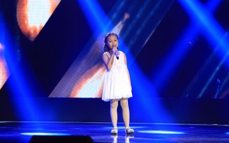 Giọng hát Việt nhí: Giám khảo tranh giành cô bé hát giống ca sĩ Thùy Chi
