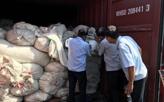 Hải quan TP.HCM 'lật tẩy' 3 container hàng Trung Quốc giả xuất xứ Việt Nam