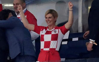 Tổng thống Croatia ăn mừng trong phòng thay đồ của đội tuyển