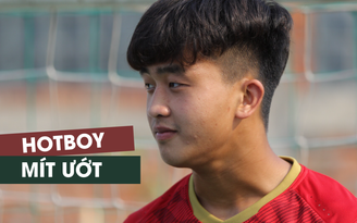 Ngắm “hot boy mắt hí” Danh Trung trên sân tập U.22 Việt Nam