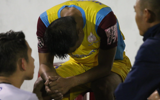Cầu thủ Khánh Hòa buồn bã vì rớt hạng