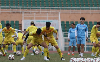 Cầu thủ U.23 Việt Nam gặp khó trong bài tranh cướp bóng tay đôi