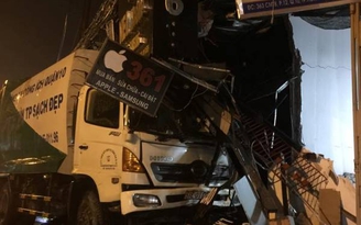 Xe chở rác tông sập 3 căn nhà ở Sài Gòn: Các hộ dân khốn đốn