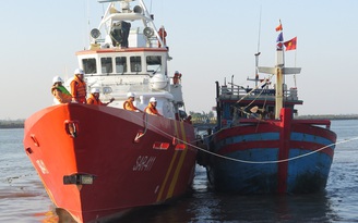 Cứu hộ thành công 6 thuyền viên tàu cá gặp nạn trên biển