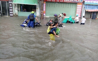 Mưa lớn chiều nay, đường chìm trong biển nước ngập gần bánh xe