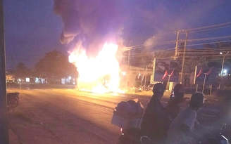 Hơn 30 hành khách thoát nạn khi xe khách bốc cháy dữ dội trên đường