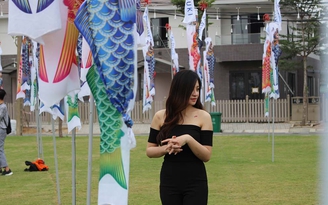 Người người chiêm ngưỡng 'cánh đồng cá Koi' đầy sắc màu ở Sài Gòn