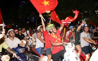 Người hâm mộ Việt Nam ăn mừng chiến thắng lịch sử
