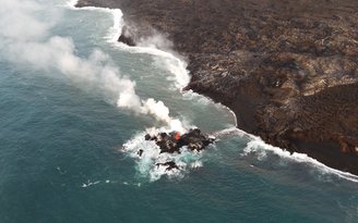 Núi lửa phun tạo ra đảo mới ở Hawaii
