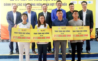 4 tay vợt Việt Nam nhận học bổng gần 1 tỉ đồng