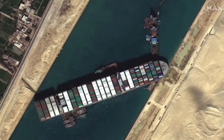 Tàu mắc cạn ở kênh đào Suez có thể do 'nhân tai'