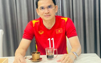 HLV Kiatisak lên đồ cổ vũ tuyển Việt Nam đấu Nhật Bản
