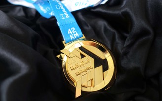 Lần đầu tiên trao huy chương mạ vàng 24k cho nhà vô địch HCMC Marathon 2022