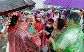Người hâm mộ 'đội mưa', rồng rắn đến sân Mỹ Đình cổ vũ U.23 Việt Nam