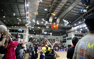 Người hâm mộ Saigon Heat ghi điểm với hành động ‘lạ’ ở VBA 2022