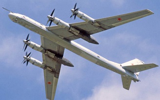 Xem máy bay ném bom Tu-95 thả tên lửa hành trình
