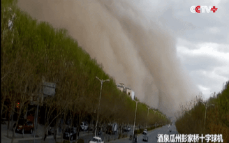 Xem bão cát dữ dội đổ bộ thành phố Trung Quốc