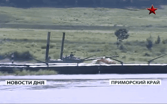 Lính xe tăng Nga huấn luyện di chuyển dưới nước