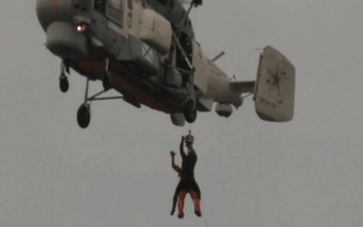 Lính Nga diễn tập cứu hộ bị đứt cáp, rơi từ trực thăng xuống biển