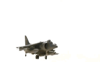 Khoảnh khắc phi công Anh hạ cánh với máy bay cháy như đuốc
