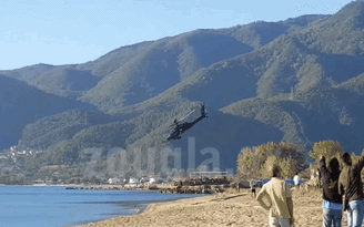 Xem trực thăng chiến đấu Hy Lạp đâm xuống biển lật nhào