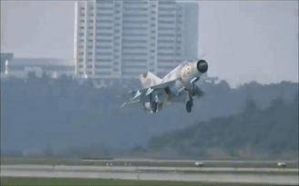 MiG-21 Triều Tiên đập đuôi xuống đường băng khi hạ cánh