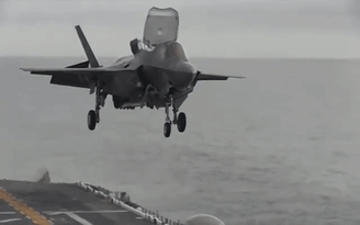 Cận cảnh F-35B thể hiện trên tàu đổ bộ USS America