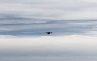 Khoảnh khắc chiến đấu cơ Typhoon Ý đâm xuống biển
