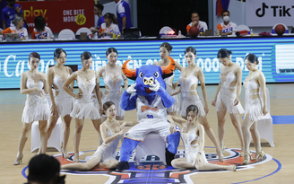 Nữ hoàng dancesport biểu diễn tại sân bóng rổ Hoàng Mai