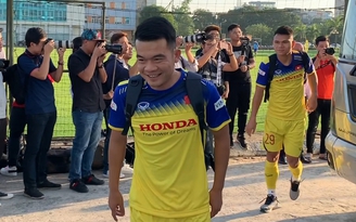 Khỏi đau mắt, Hoàng Thịnh rạng rỡ trong buổi tập đầu tiên cùng tuyển Việt Nam