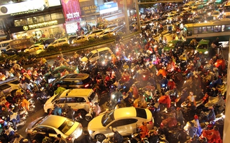 Sài Gòn mưa to trút nước, hàng chục ngàn người 'khóc ròng' giữa đường