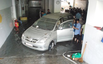 Dân Sài Gòn vất vả 'giải cứu' xe máy, ô tô bị nước ngập trong hầm