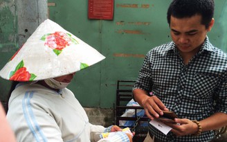 Vé số 'triệu USD' lang thang phố Sài Gòn: Thần tài từ người bán dạo