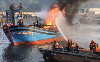 Cháy tàu cá ở Đà Nẵng sáng Mùng 3 Tết: Nghe tiếng nổ lớn trước khi lửa bùng phát