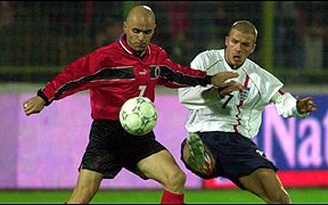 Ngày này năm ấy (28.3): Anh thắng Albania bằng "M.U thu nhỏ"