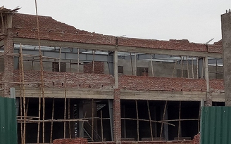 Sập giàn giáo công trình xây dựng bến xe, 10 công nhân nhập viện