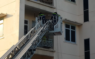 Dùng xe thang chữa cháy giải cứu cháu bé mắc kẹt ngoài ban công chung cư