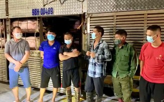 Quảng Ninh: 4 người trốn trên thùng xe chở lợn hòng 'thông chốt' phòng dịch Covid-19