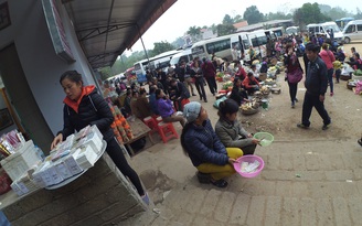 Lạng Sơn: Ăn xin, đổi tiền lẻ bủa vây đền chùa