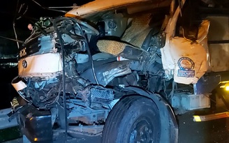 Ba người thoát chết trong xe tải sau tai nạn cao tốc TP.HCM – Trung Lương
