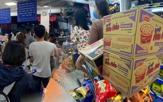 Người Sài Gòn 'đội mưa' chen chân đi siêu thị cuối ngày, mua gần 3 triệu tiền mì gói