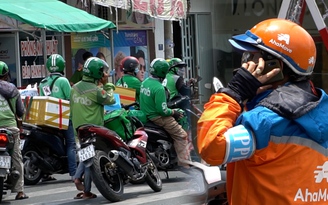 Shipper Sài Gòn 'hốt' cú chót, chạy xuyên trưa trước giờ ‘tắt app’