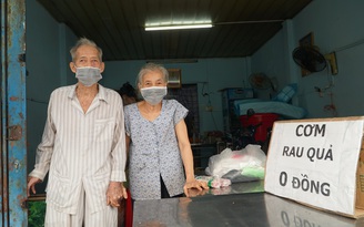 Vợ chồng miền Tây U90 còng lưng nấu cơm miễn phí cho người Sài Gòn Vợ chồng miền Tây U90 còng lưng nấu cơm miễn phí cho người Sài Gòn