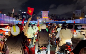 Người dân đổ ra trung tâm TP.HCM "đi bão": chợ Bến Thành tấp nập lúc nửa đêm!