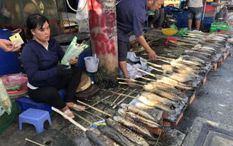 Vì sao người trẻ thích đi chợ mua cá lóc nướng vào ngày vía Thần Tài?